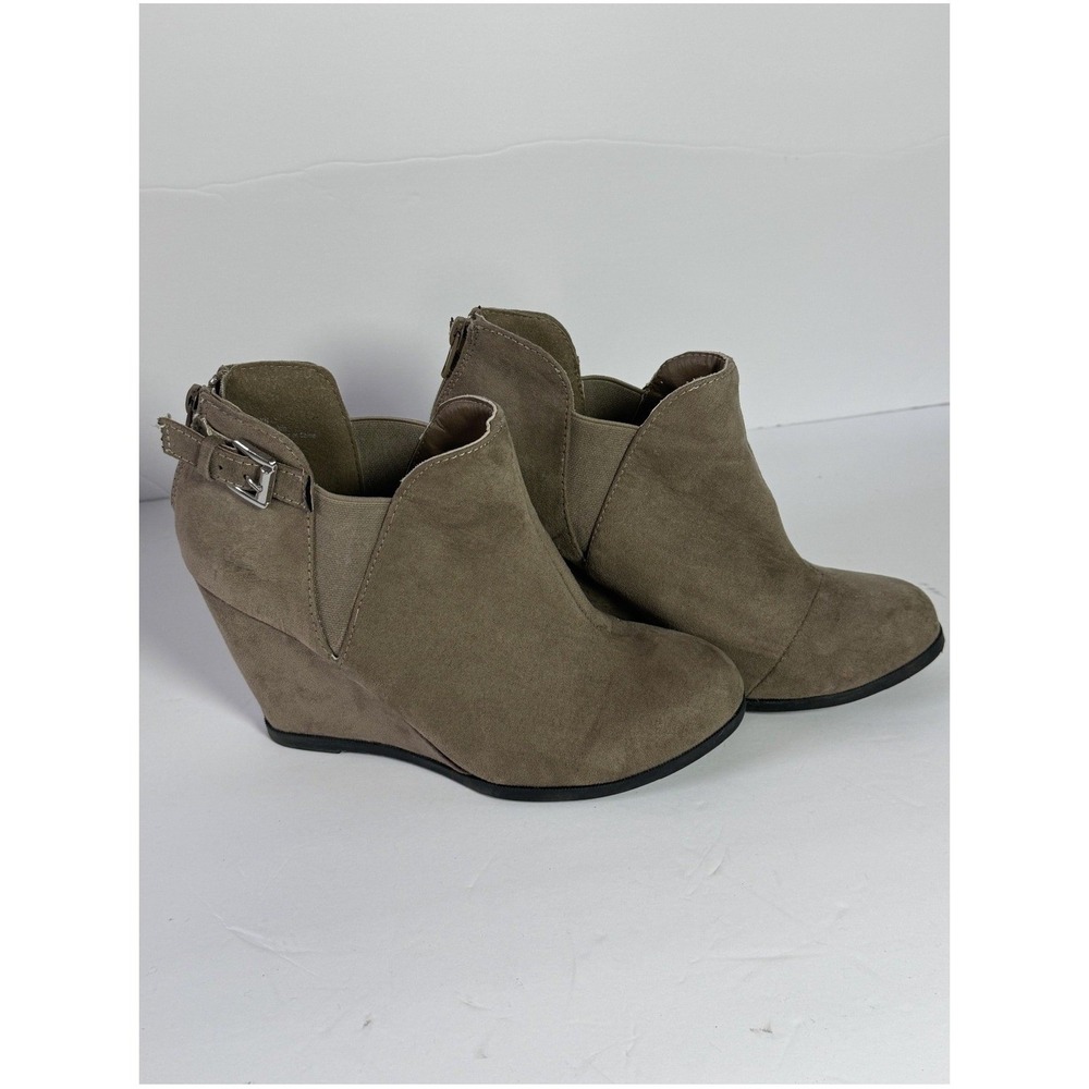 Maurices Tealyn Taupe Faux Suede Wedge Ankle Booties Buckle Back Zip Size 7